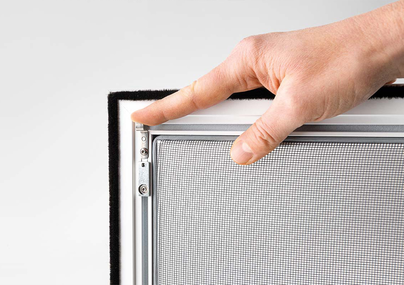 Detailaufnahme eines Federmechanismus am Insektenschutzrahmen