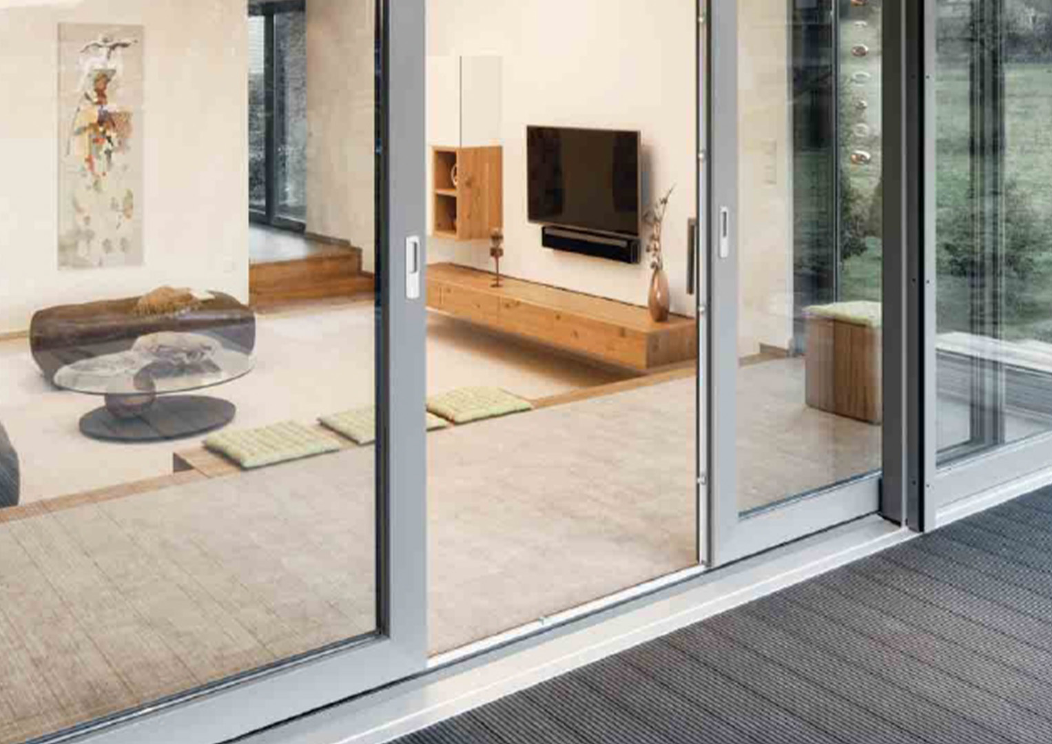 Hebe-Schiebetür mit Blick ins moderne Wohnzimmer