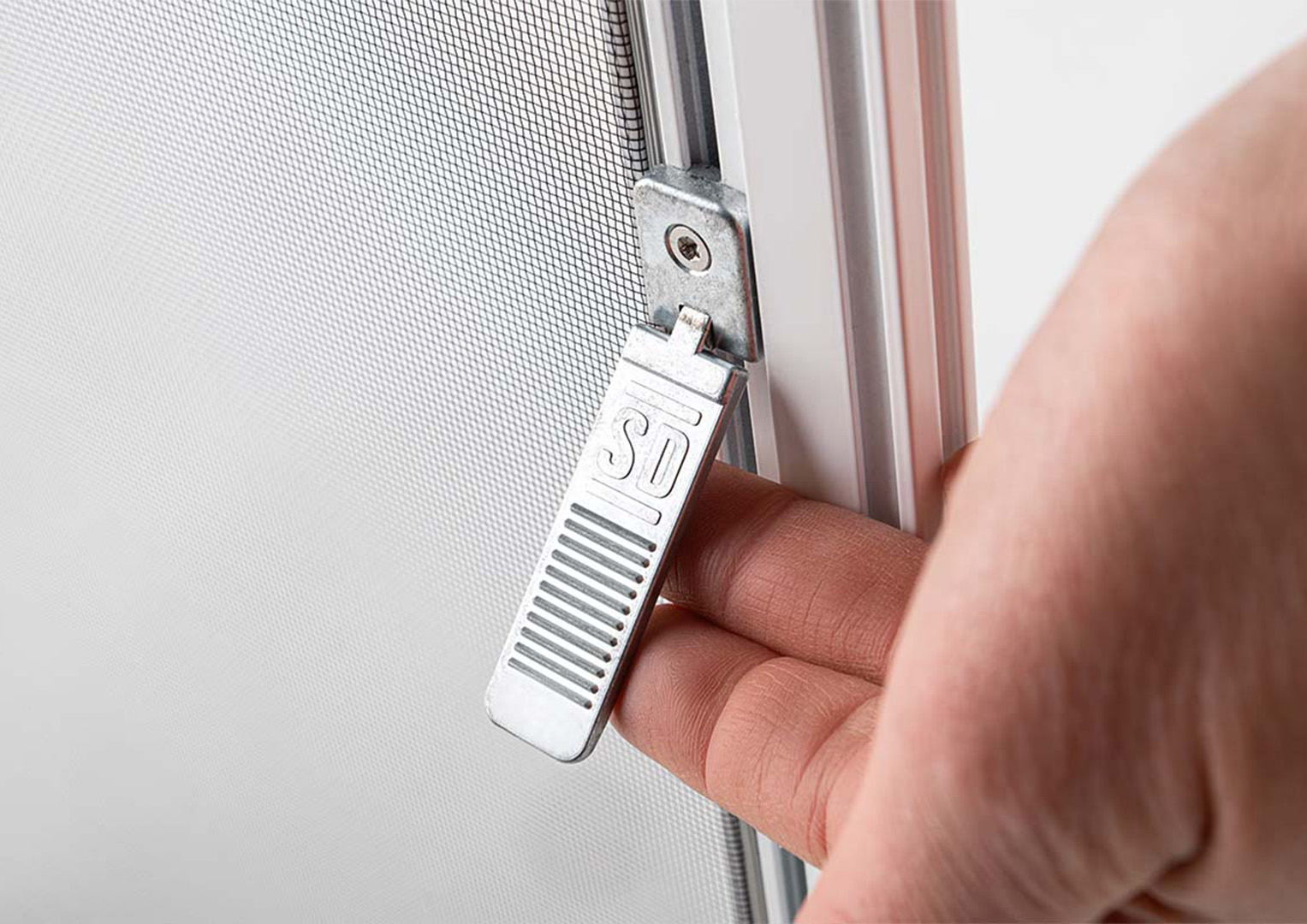 Hand montiert einen Insektenschutzrahmen mit Einrastfunktion