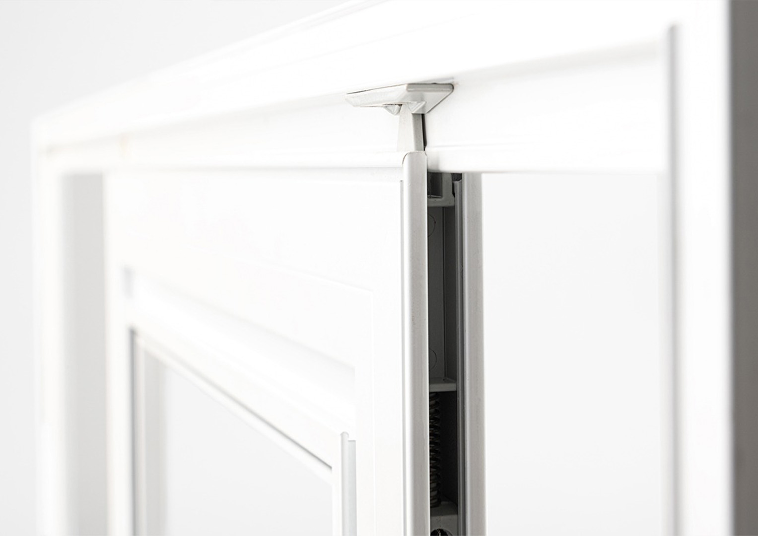 Detailaufnahme eines Federscharniermechanismus in Insektenschutztür