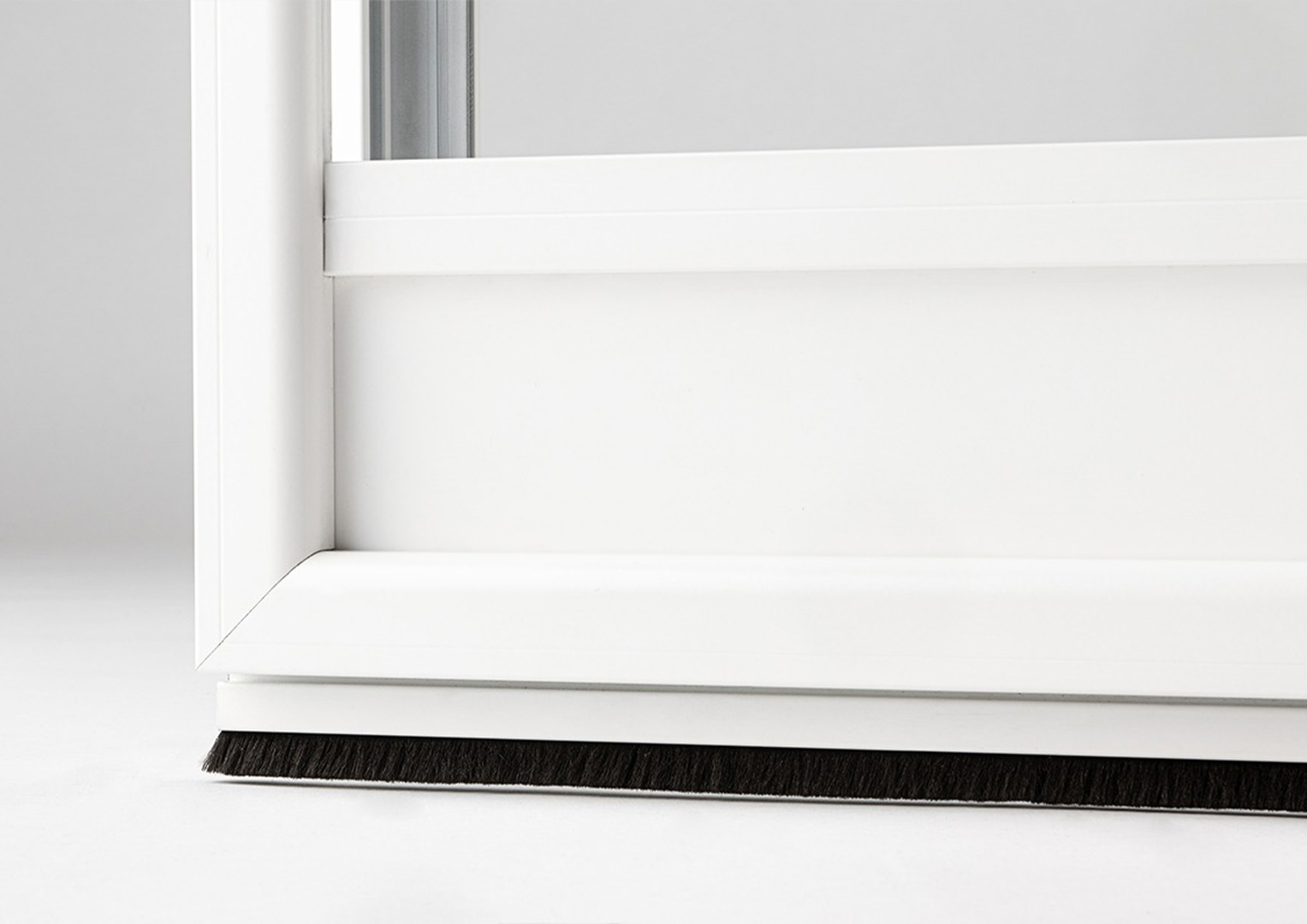 Unterer Bereich eines weißen Insektenschutzrahmens mit Bürstendichtung