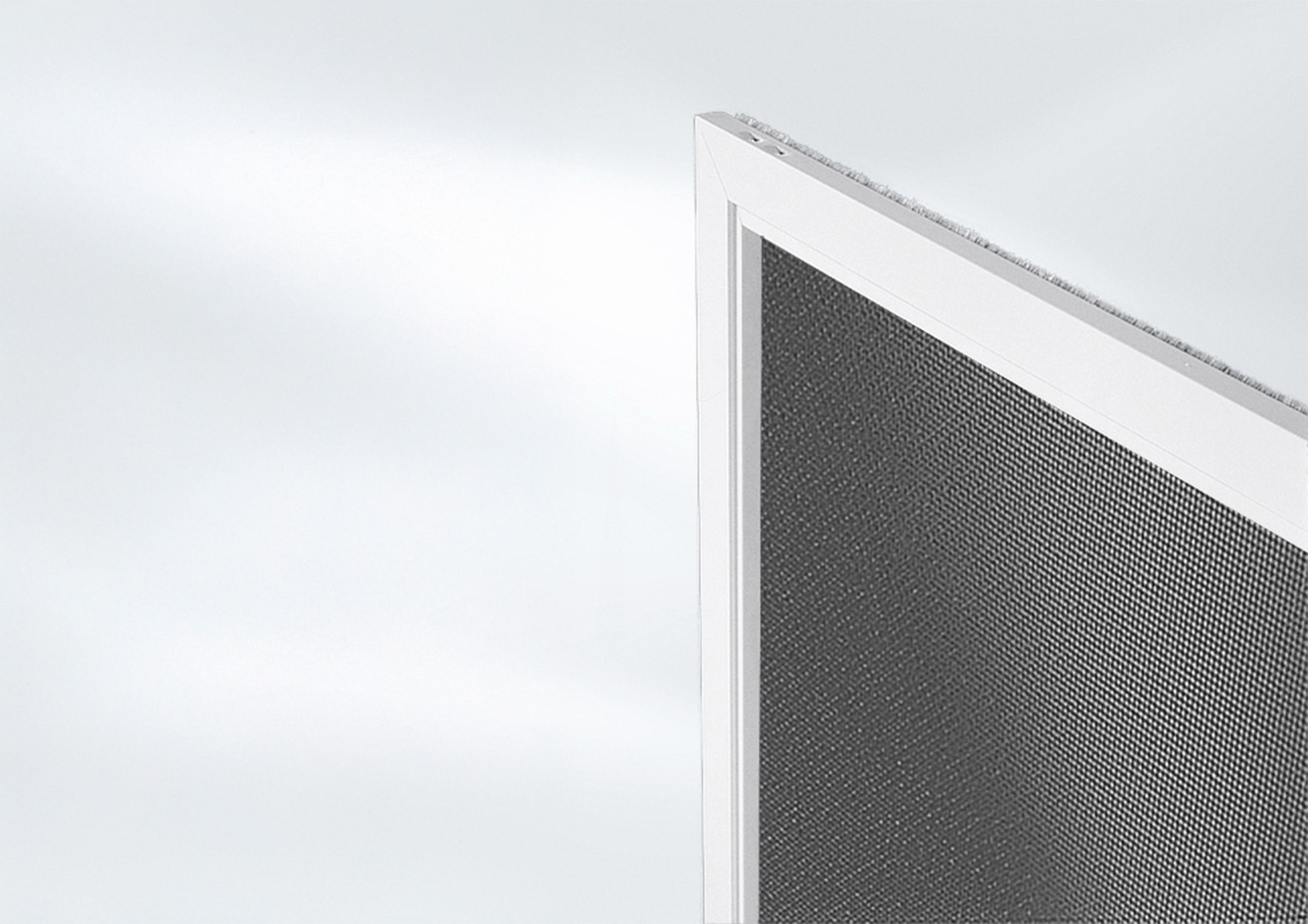 Weiße Ecke eines feinmaschigen Fliegenschutzrahmens aus Aluminium