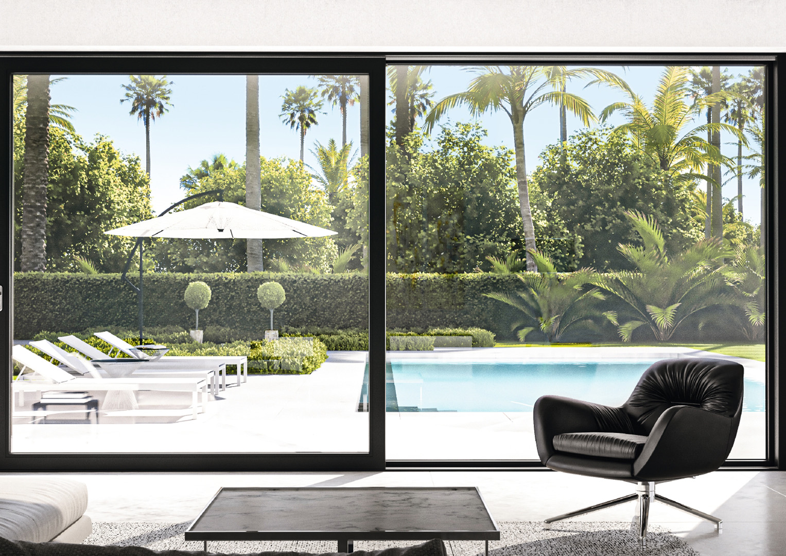 Hebe-Schiebetür mit Poolblick und Palmen im Hintergrund