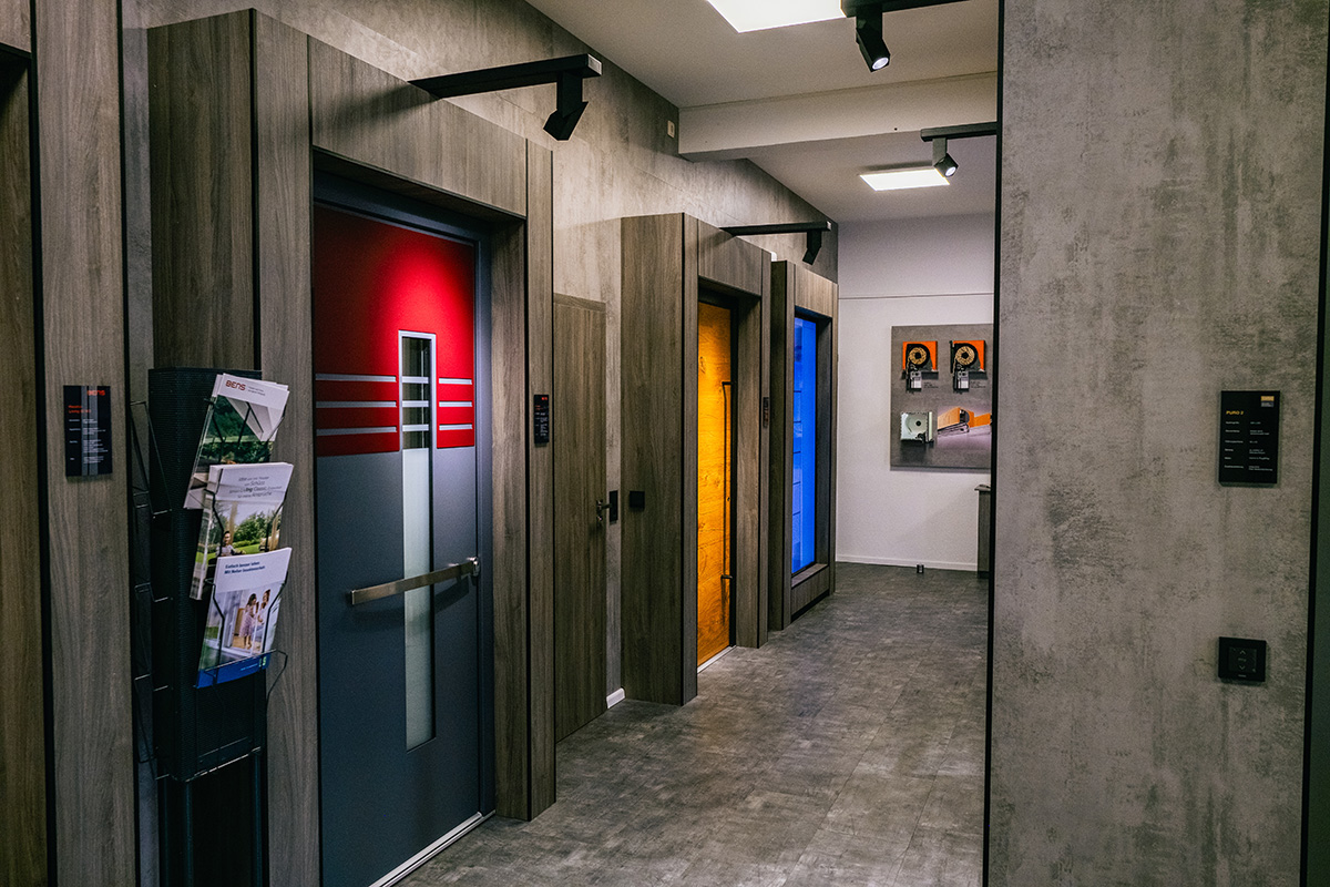 Moderne Ausstellung verschiedener Haustüren im Showroom von BENS Fenster und Türen