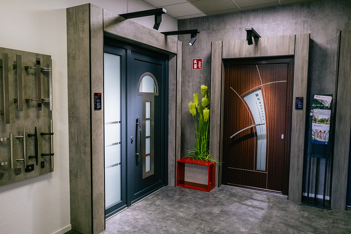 Ausstellung moderner Haustüren und Griffvarianten im Showroom