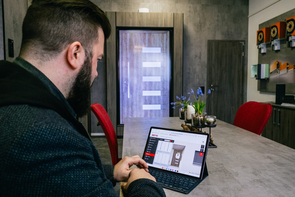 Beratungsgespräch mit digitalem Haustür-Konfigurator auf Tablet bei BENS Fenster und Türen