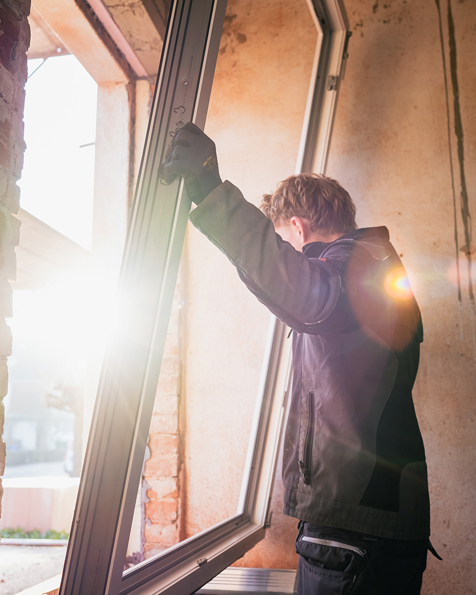 Fachgerechter Einbau eines modernen Fensters in Wohngebäude