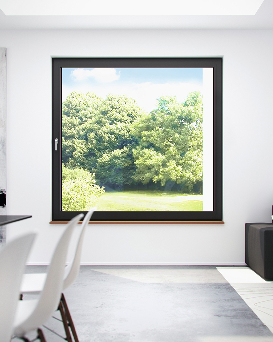 Modernes Fenster in Wohnraum mit Blick ins Grüne – energieeffizient und ästhetisch