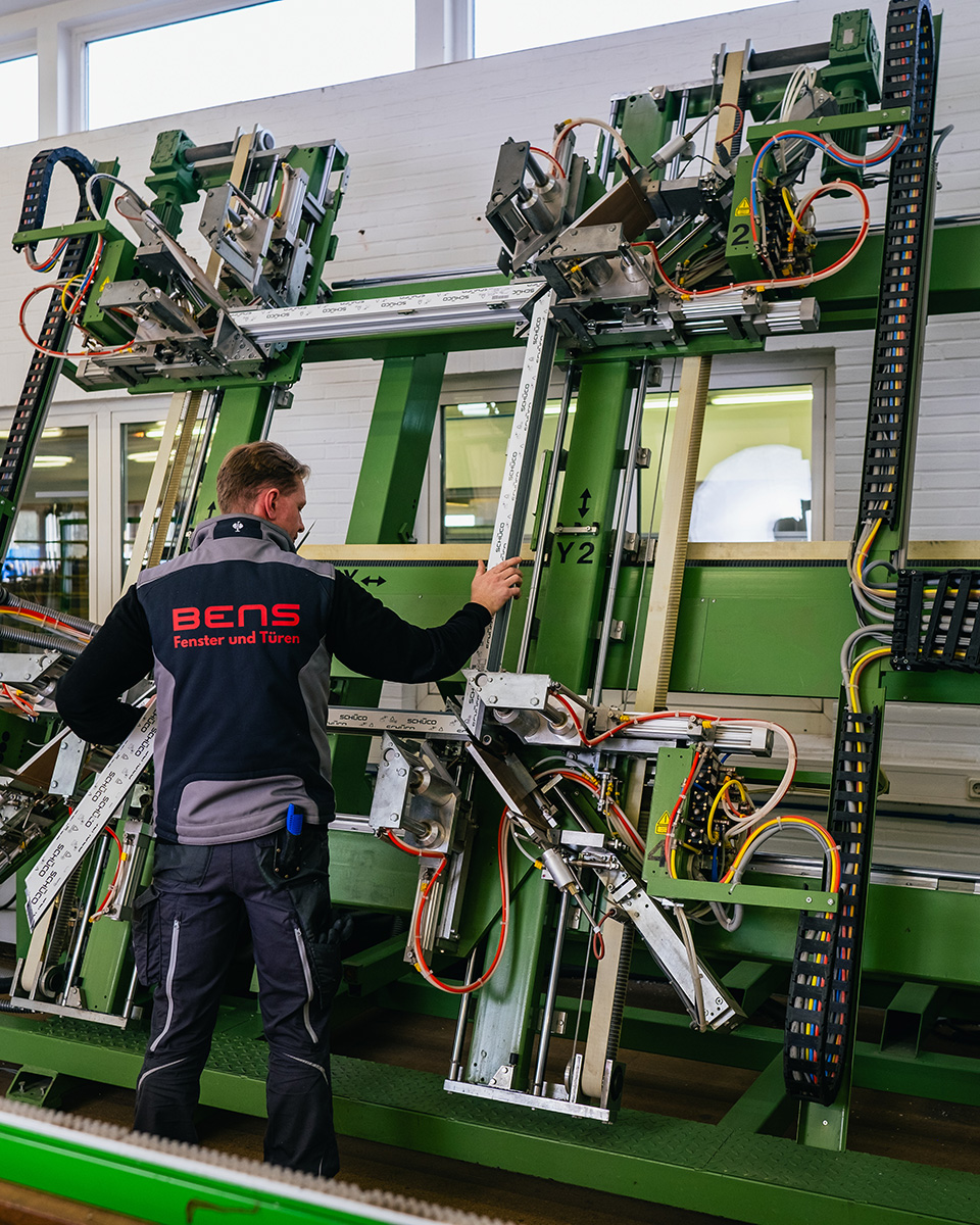 Produktion hochwertiger Fensterrahmen in moderner Fertigungsanlage